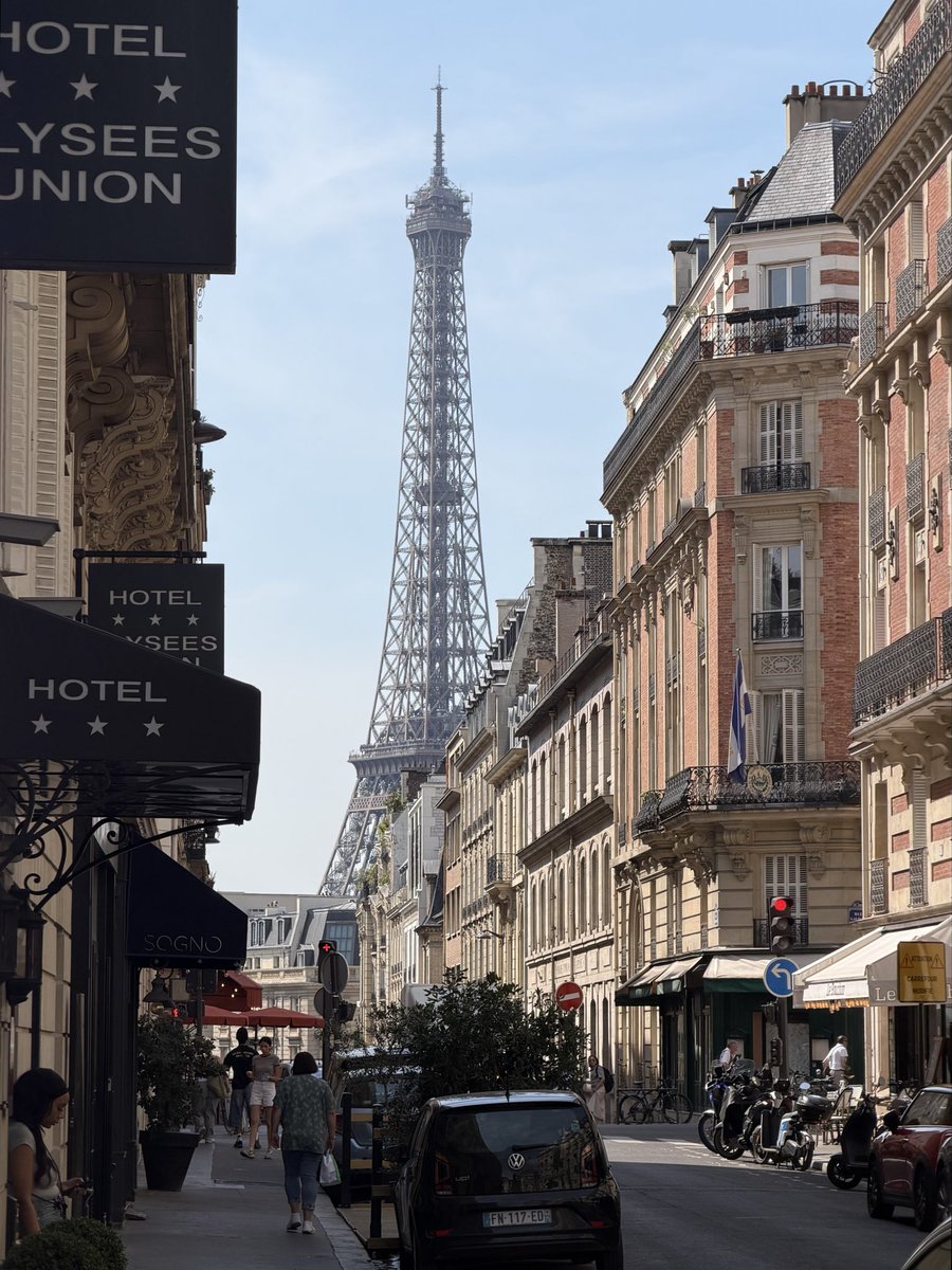 JoeyJeonchui's tweet photo. Paris https://t.co/S4vyJITOWO