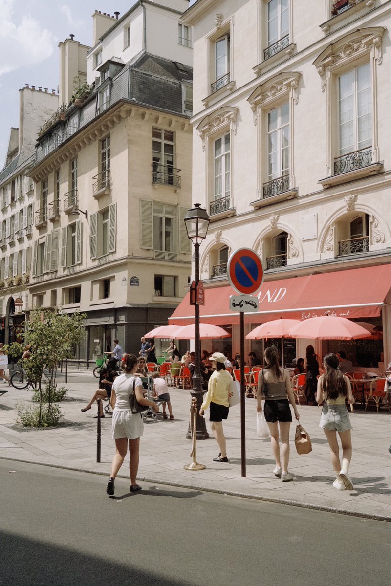 JoeyJeonchui's tweet photo. Paris https://t.co/S4vyJITOWO