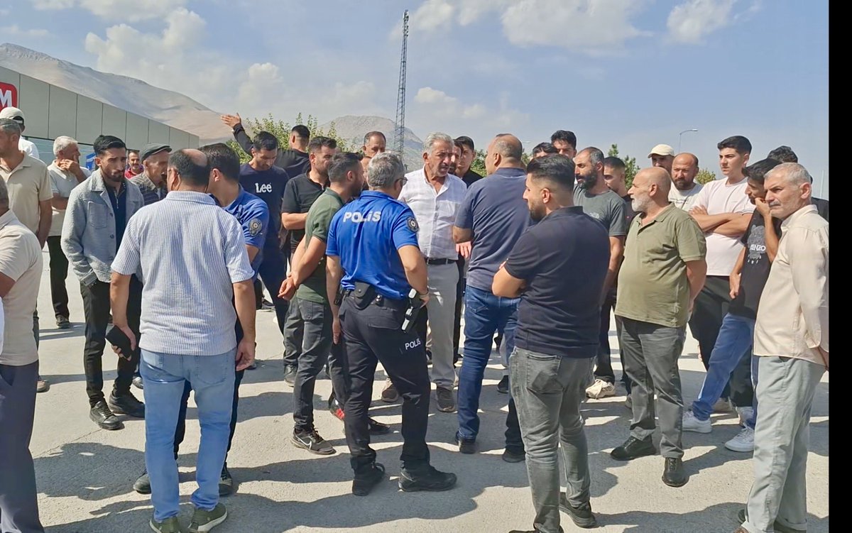 malatya_time's tweet photo. Malatya'da Öfkelenen Vatandaşlar Yolu Trafiğe Kapatmak İsteyince Gerginlik Yaşandı

https://t.co/UM3SArxR5K

 #umutlazım #turfra 
#KadimSorumlulukNeOldu 
#HocamlaOkuyorum
#aklımalmıyor https://t.co/H6JqzUisPO