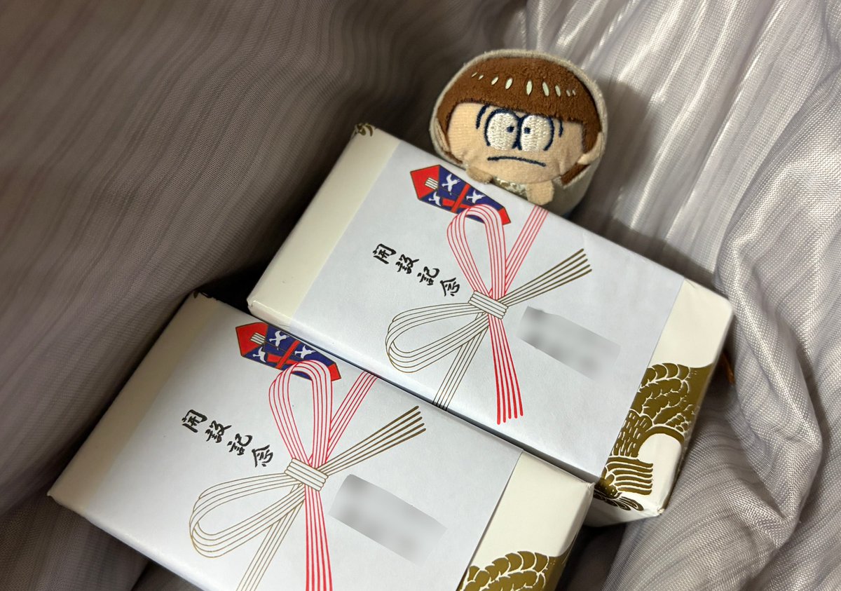 011transel's tweet photo. (•́.•̀)「これなに？」

あけていいよ。

(•́.•̀)「よいしょっと…えいっ！！」

紅白まんじゅうでしたー。 https://t.co/olVgMfuKtC