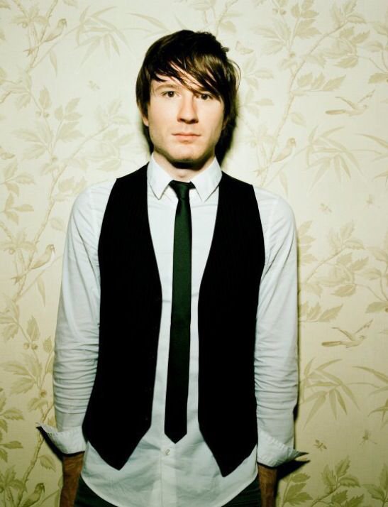 WottagirlRay's tweet photo. @YEONJUNIAC Kinda looks like Owl City. https://t.co/yqRA3XQfFH