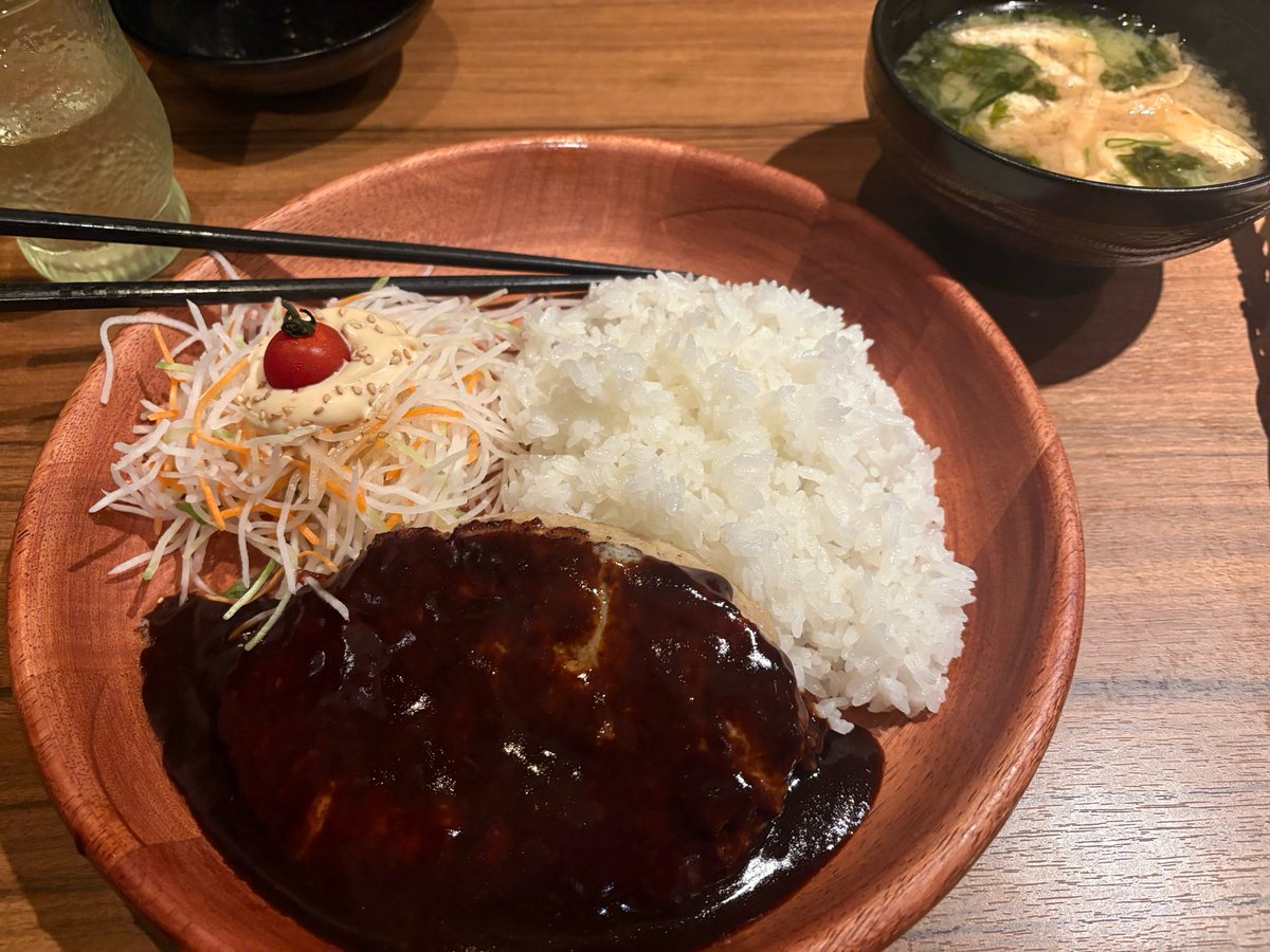 RIKU2SK's tweet photo. 今日は仲良くしてもろてる先輩達とポケモンセンターに行ってきました。
リニューアル後は壁の絵も変わってて凄かったです。
お昼はハンバーグたべてイチゴミルクのみました…甘い飲み物久々で泣きそうになりました。
メガレックウザがウチの仲間になってくれました。

…小学生の子供の休日か！🤣 https://t.co/iyoc5AW9Qr