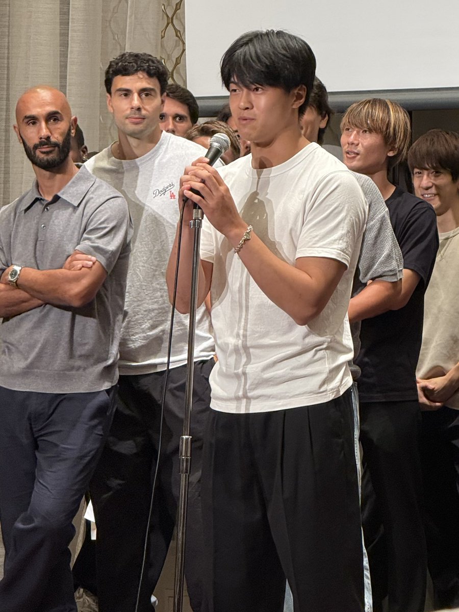 usakumahana1210's tweet photo. 締めの挨拶をする銀ちゃん🎤

それを見届けるジェバ兄とヒュメさん🤣

#ガンバ大阪ロイヤルパーティー https://t.co/5CdmKe99cX