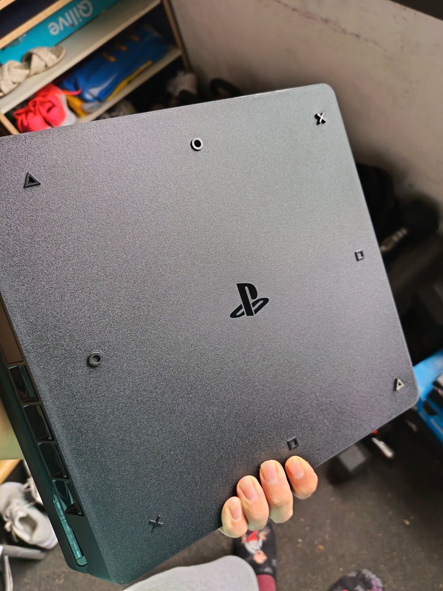 MaxwelldeTemu's tweet photo. Llevo años teniendo una PS4 y es la primera vez que me entero que en las gomas que sujetan la play por debajo tiene los símbolos del mando de PlayStation. Detallazo en verdad https://t.co/iTiZjYpDGi
