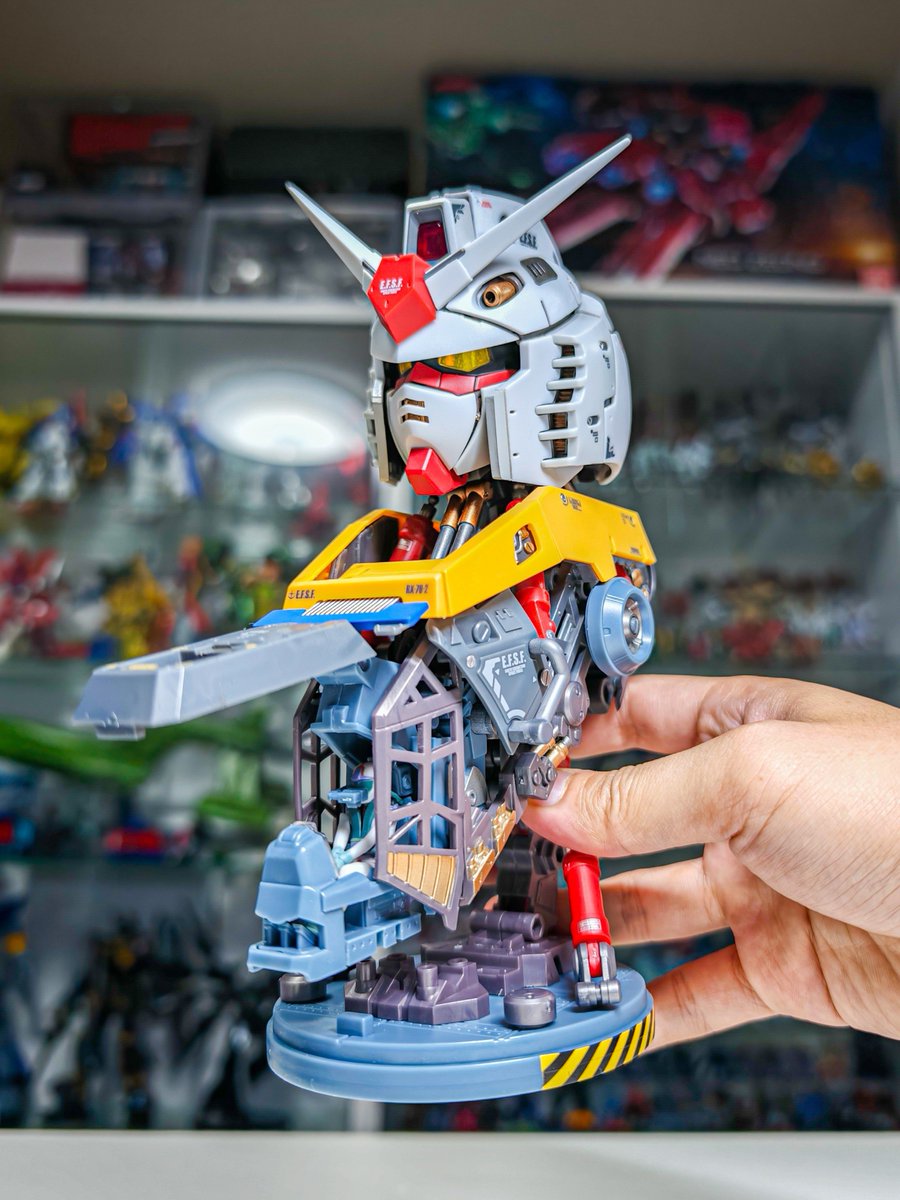 gdam429mk2's tweet photo. エクシードモデルトリニティ、1500円のガシャ3個を合体させると巨大ガンダム胸像が完成するんですが、想像の3倍くらい造形が細かいです！！
細かすぎて逆に1500円は安すぎるのではと錯覚するレベル🫠 https://t.co/CUllAdk7OH