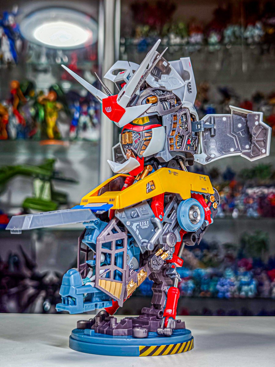 gdam429mk2's tweet photo. エクシードモデルトリニティ、1500円のガシャ3個を合体させると巨大ガンダム胸像が完成するんですが、想像の3倍くらい造形が細かいです！！
細かすぎて逆に1500円は安すぎるのではと錯覚するレベル🫠 https://t.co/CUllAdk7OH