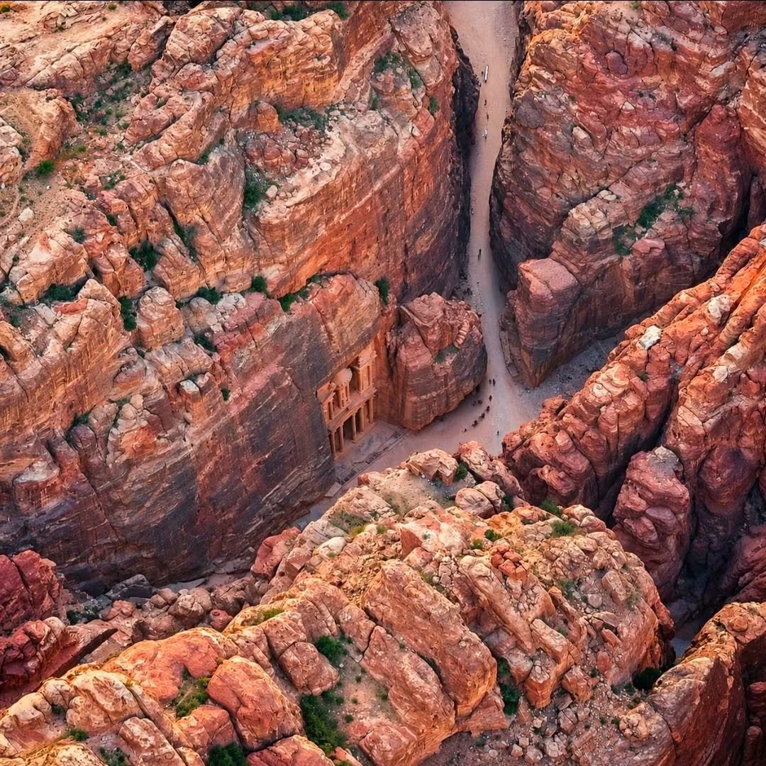 DesertToStars's tweet photo. Petra.
Beautiful from the air.
Better on foot.
#Jordan https://t.co/BQy0ijstVY