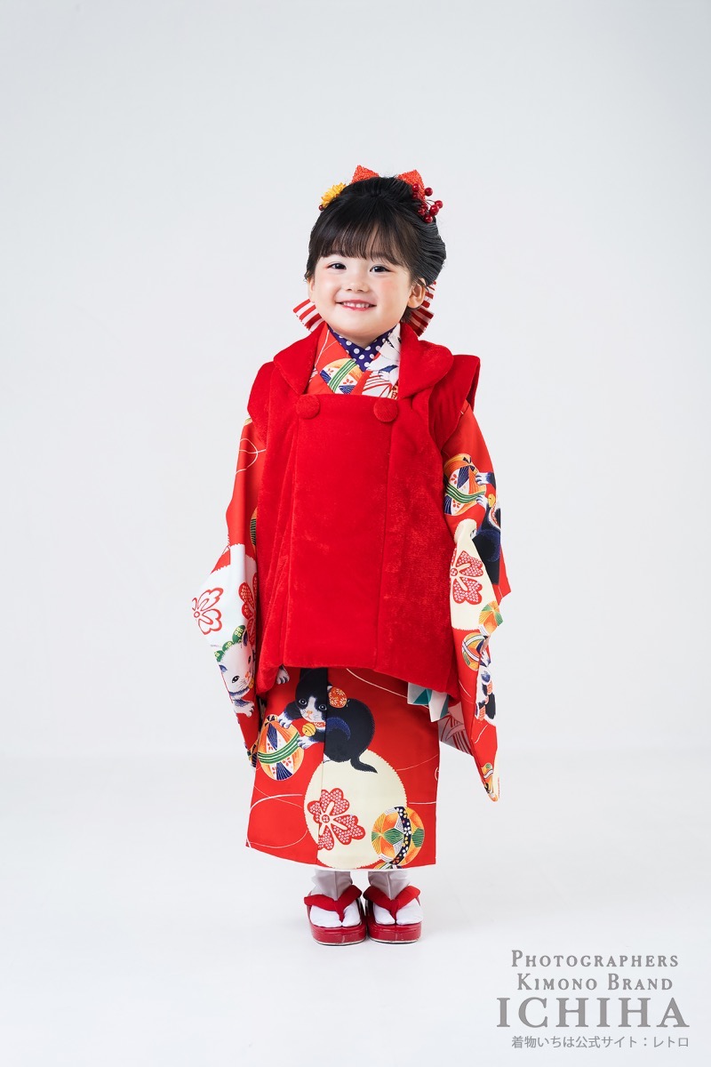 retro_kimono's tweet photo. 20年以上子どもの着物を作っていても、いまだに迷います。
3歳のお被布、着物と同じ色でまとめるか、全然違う色を合わせるか。
作る側の「可愛い！」が、お客様に聞くと逆だったり。

同系色と差し色、どちらが好きですか？ https://t.co/e7M5S10Sed