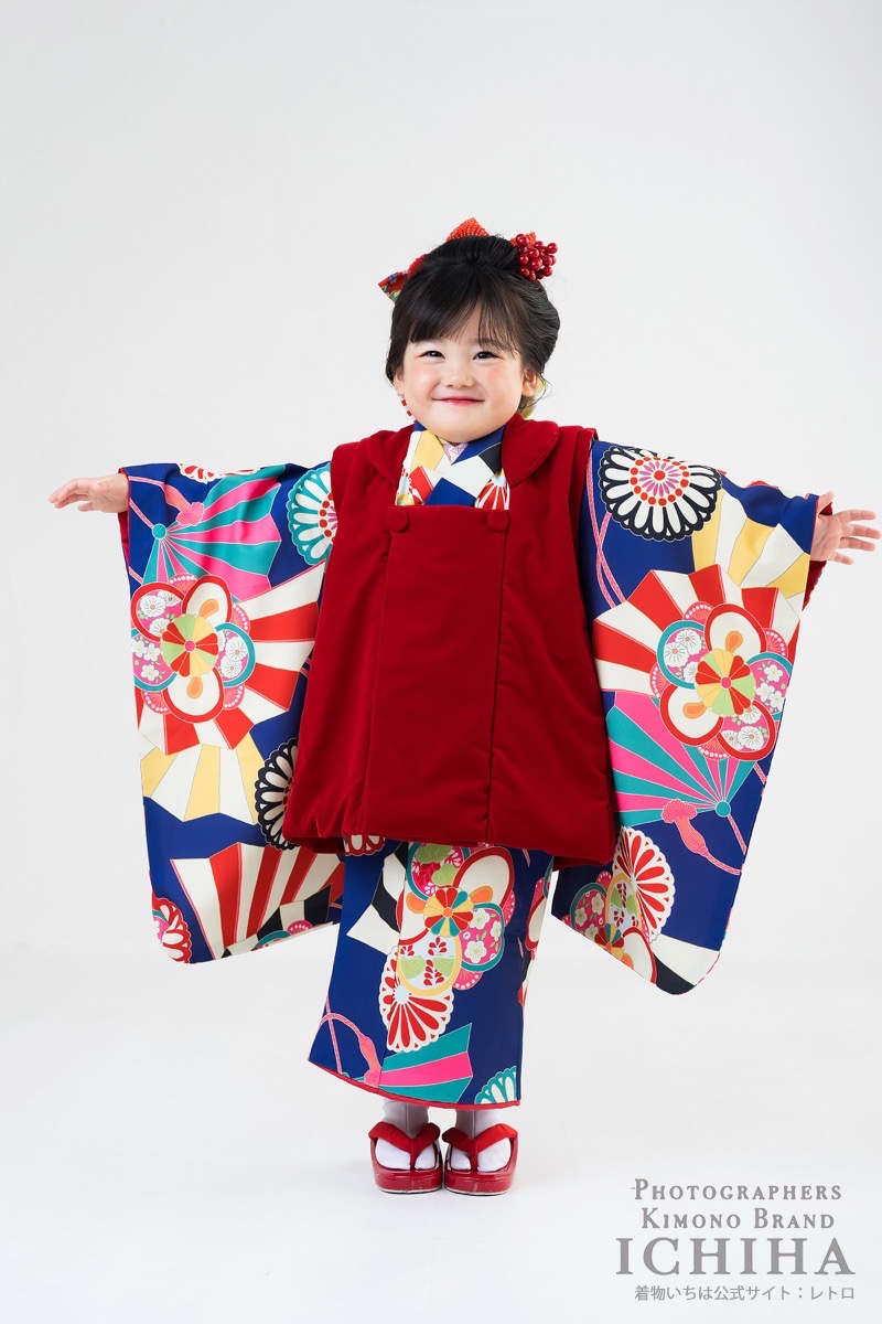 retro_kimono's tweet photo. 20年以上子どもの着物を作っていても、いまだに迷います。
3歳のお被布、着物と同じ色でまとめるか、全然違う色を合わせるか。
作る側の「可愛い！」が、お客様に聞くと逆だったり。

同系色と差し色、どちらが好きですか？ https://t.co/e7M5S10Sed
