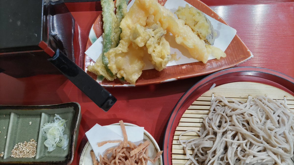 j9kQcTqaI011's tweet photo. 久しぶりにお店さんで天ざる蕎麦を食べました
家で作る天ぷらも負けてないと思いました😃 https://t.co/J72wKGzVxc