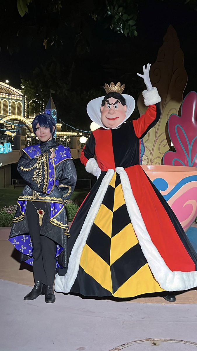 snowy__m's tweet photo. ハートの女王とツーショットできて
嬉しすぎて鼻血出てたトランプ兵の図です

#Dハロ仮装
#Dハロ仮装2026
#Dハロツイステ https://t.co/4CPU6RHi2K
