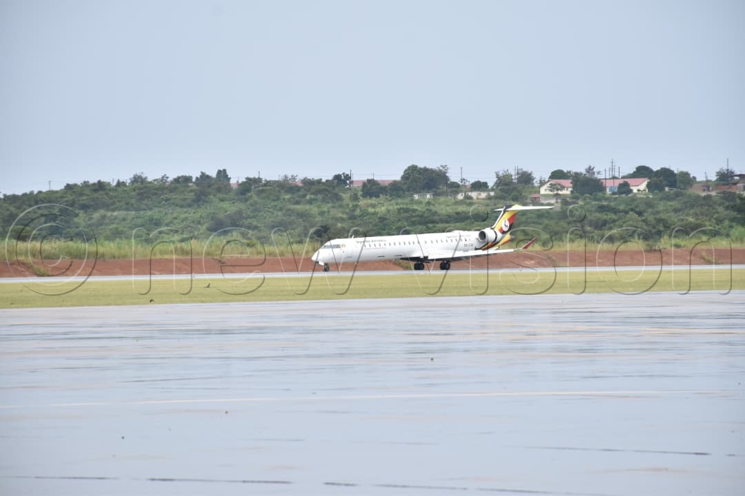 newvisionwire's tweet photo. 𝐇𝐢𝐬𝐭𝐨𝐫𝐲 𝐦𝐚𝐝𝐞 𝐚𝐭 𝐊𝐚𝐛𝐚𝐥𝐞𝐠𝐚 𝐈𝐧𝐭𝐞𝐫𝐧𝐚𝐭𝐢𝐨𝐧𝐚𝐥 𝐀𝐢𝐫𝐩𝐨𝐫𝐭!

The second passenger aircraft has landed at Kabalega International Airport in Hoima, carrying members of the Libya national football team ahead of their 2027 Africa Cup of Nations (AFCON) qualifier against Uganda on Tuesday, September 29.

Uganda will host Libya at Hoima City Stadium, with kick-off scheduled for 7:00 pm. #VisionUpdates 

📸 Simon Peter Tumwine