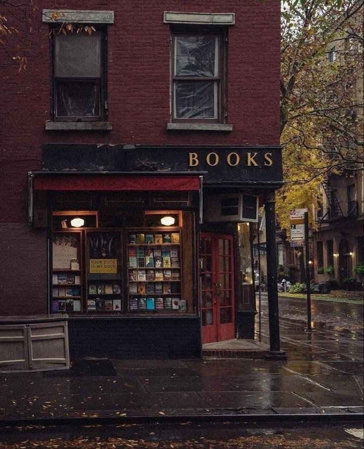 echoesofworld's tweet photo. book stores in new york https://t.co/Oz9cBpxnHn