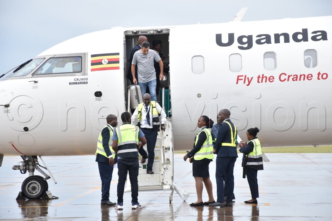 newvisionwire's tweet photo. 𝐇𝐢𝐬𝐭𝐨𝐫𝐲 𝐦𝐚𝐝𝐞 𝐚𝐭 𝐊𝐚𝐛𝐚𝐥𝐞𝐠𝐚 𝐈𝐧𝐭𝐞𝐫𝐧𝐚𝐭𝐢𝐨𝐧𝐚𝐥 𝐀𝐢𝐫𝐩𝐨𝐫𝐭!

The second passenger aircraft has landed at Kabalega International Airport in Hoima, carrying members of the Libya national football team ahead of their 2027 Africa Cup of Nations (AFCON) qualifier against Uganda on Tuesday, September 29.

Uganda will host Libya at Hoima City Stadium, with kick-off scheduled for 7:00 pm. #VisionUpdates 

📸 Simon Peter Tumwine