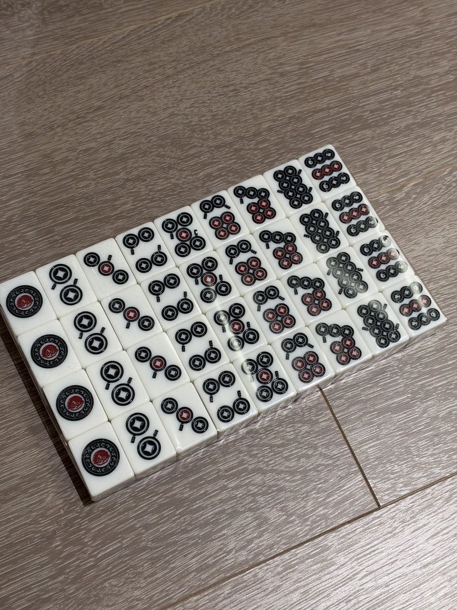 TO_ZAWAKUN's tweet photo. いつも僕と麻雀を打ってくれてるおじさんたちへ

今後青牌はこのようになります
東南西北あたりお気をつけください

日向さんデザインありがとうございました🤤🙏 https://t.co/vbFu1vz4rT