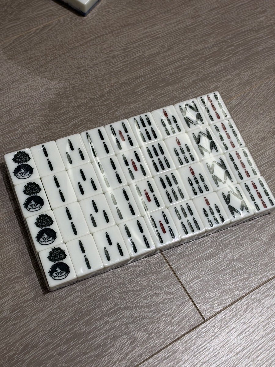 TO_ZAWAKUN's tweet photo. いつも僕と麻雀を打ってくれてるおじさんたちへ

今後青牌はこのようになります
東南西北あたりお気をつけください

日向さんデザインありがとうございました🤤🙏 https://t.co/vbFu1vz4rT