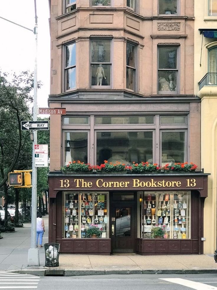 echoesofworld's tweet photo. book stores in new york https://t.co/Oz9cBpxnHn