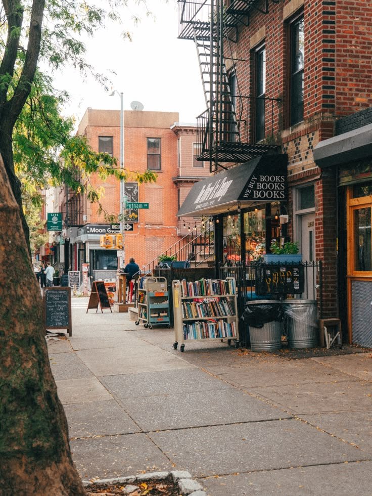 echoesofworld's tweet photo. book stores in new york https://t.co/Oz9cBpxnHn