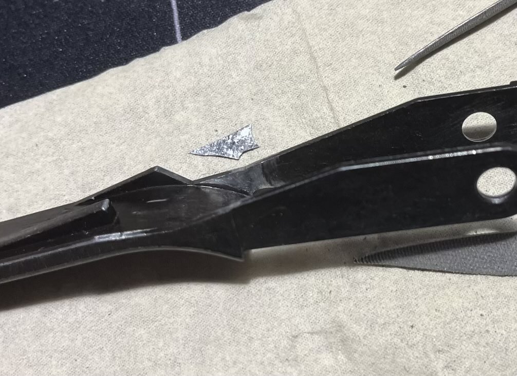 akilarock's tweet photo. シェルキャリアーの折れやすいところ（破損報告大体のココ）のところ、ブリキ板を切り出してJBウエルドで補強してみます
結果は明日！！
内側のここは干渉しないはず https://t.co/44ftFRyVZM