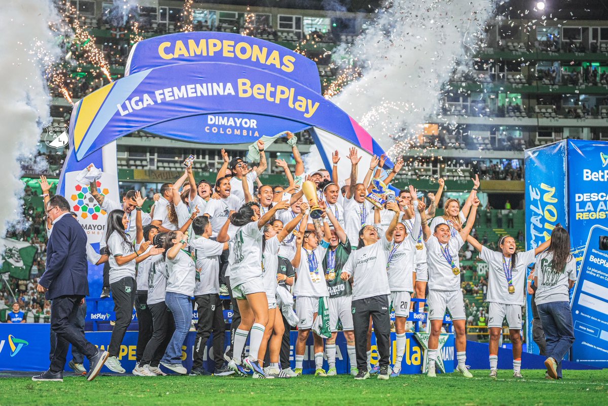 mundopelotanet's tweet photo. 🏆💚🇨🇴 ¡EL DEPORTIVO CALI SE CORONÓ CAMPEÓN DE LA LIGA FEMENINA DE COLOMBIA!

Derrotaron por un global de 7-4 a Independiente Santa Fe y conquistan el trofeo liguero por 3° año consecutivo.

Las Azucareras se convierten en el club con más títulos del fútbol cafetero. https://t.co/1kDKnh2PWD