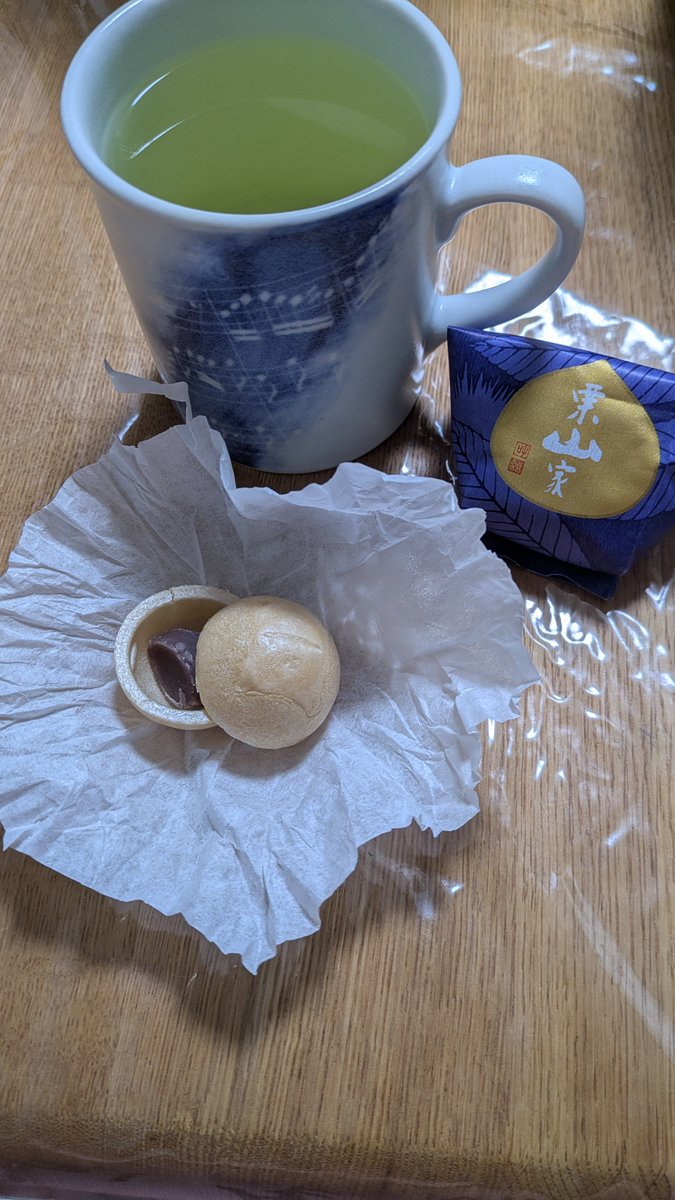 KameraLied's tweet photo. 和菓子をもらったから、執事の館の新茶を淹れた
いただきます https://t.co/kSCzd5bfAM