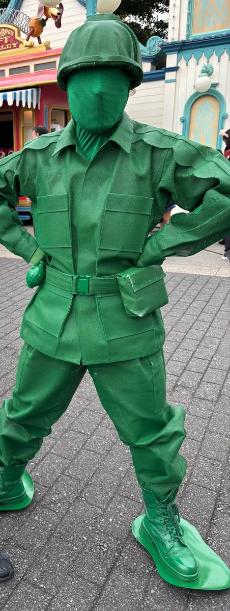 henaikigan's tweet photo. トイストーリーのアーミーくんと写真撮りました🤭
この隣には同じポーズした娘がいる
そのあとも「アーミーはどこにいったの？今何してるの？」とずっと聞いていて可愛かったです🥰
娘の好みほんと好き https://t.co/awyAjZ8KvV