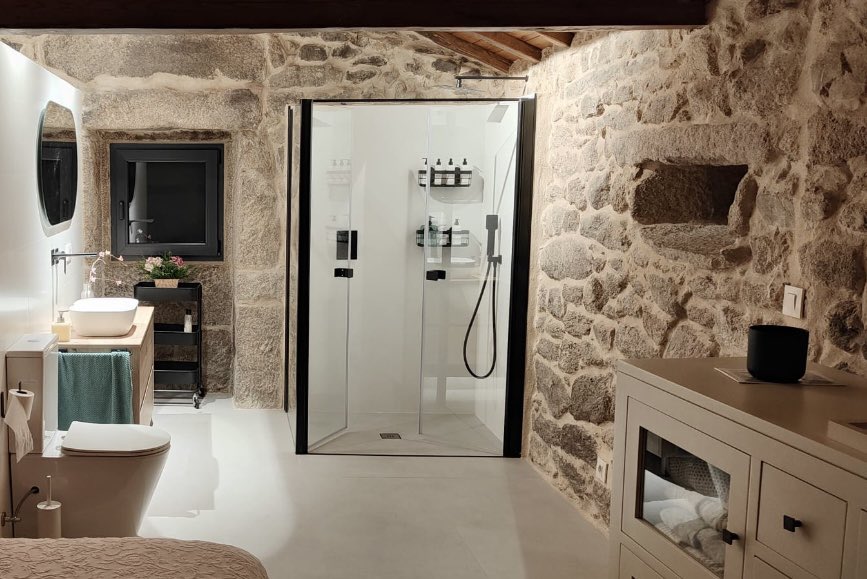 Hamsee_'s tweet photo. @chepauet Para que podáis ver alguna de las cosas que hacen desde su empresa. Os enseño una remodelación de un baño, para que veáis sus acabados y diseños 🙃 https://t.co/gPfwTnzIUo