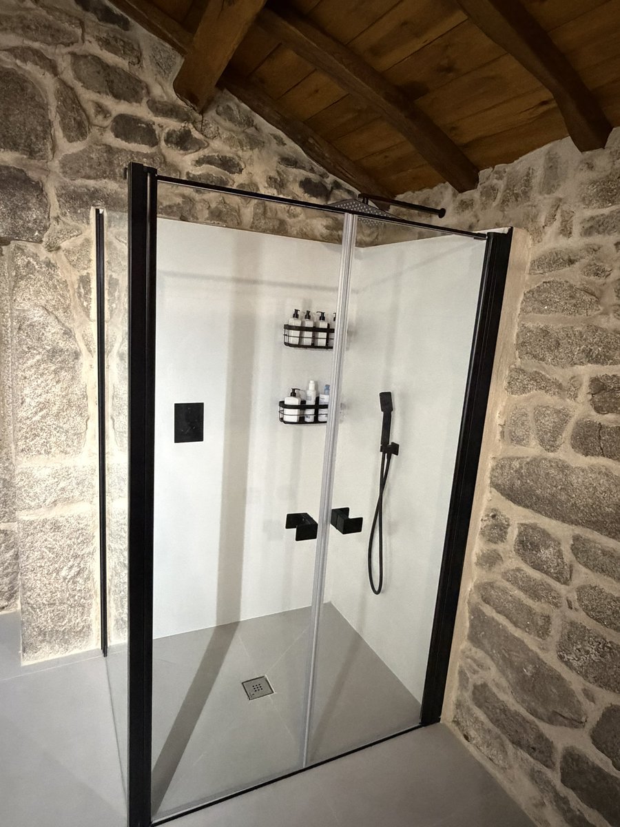 Hamsee_'s tweet photo. @chepauet Para que podáis ver alguna de las cosas que hacen desde su empresa. Os enseño una remodelación de un baño, para que veáis sus acabados y diseños 🙃 https://t.co/gPfwTnzIUo