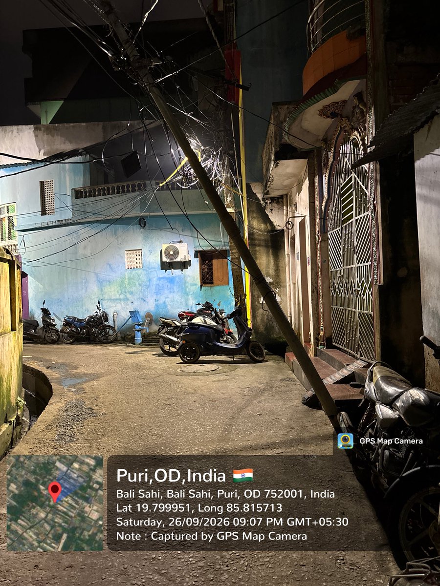 thepurilens's tweet photo. A disaster waiting to happen at Gudia Sahi, Near Gosani Mundi, Puri-1
This broken pole and tangled mess of live electricity wires hang dangerously low right over a public alley.
Immediate action needed before a fatal tragedy occurs!
@puriulb @TPCentralOdisha https://t.co/bhnNqk9QBk