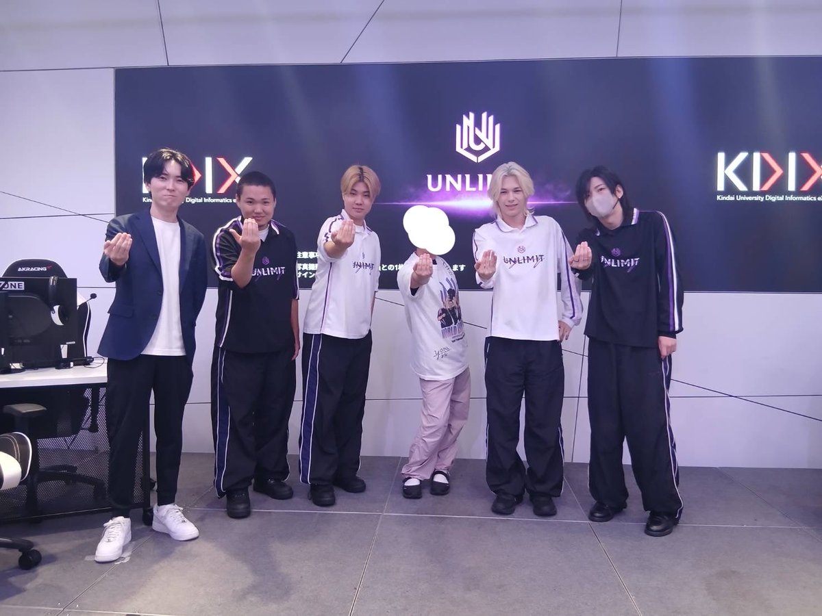 himeme_ppp's tweet photo. 近大にUNLIMITが来はるオープンキャンパスお邪魔しました😊
なんと❗️❗️Yonaコーチが抽選の際に娘の番号を引いてくださって✨全員のサイン入りの素敵なTシャツを頂きました🥰
娘はさっそく着用して皆さんと撮影してもらって今年1番くらい喜んでいました✨ありがとうございました❣️ https://t.co/p0jsq1J7Kf