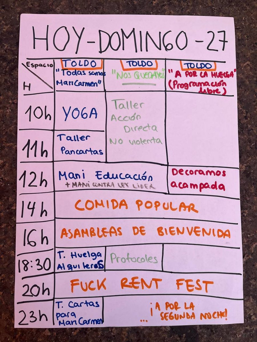 Soybolton's tweet photo. Seguramente me caigan hostias desde la "izquierda" de Malasaña. Pero no nos pueden tomar en serio dando sesiones de yoga y haciendo batucadas. Imagínate a Ayuso ahí asomada al balcón y ve a la peña haciendo yoga. Vamos a tomarnos un poco en serio esto, por favor. Abro paraguas. https://t.co/fLNiBGm5Ik