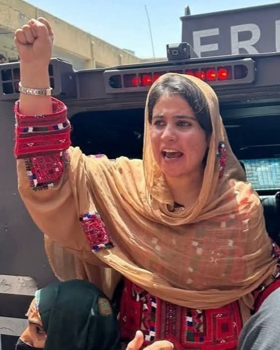 BalochistanPres's tweet photo. گلزادی بلوچ اور بی وائی سی کے رہنماؤں کو سنائی جانے والی سزائیں بلوچستان میں پُرامن سیاسی جدوجہد کے علم برداروں کے ساتھ روا رکھے جانے والے سلوک کو ظاہر کرتی ہیں۔ ریاست بلوچ قوم کو یہ پیغام دے رہی ہے کہ یہاں پُرامن سیاسی جدوجہد کی کوئی گنجائش نہیں۔ سوال یہ ہے کہ اگر بلوچ قوم اپنے بنیادی حقوق کے حصول کے لیے اس ریاستی نظام میں پُرامن جدوجہد بھی نہیں کر سکتی، تو پھر وہ کون سا راستہ اختیار کرے؟

#ReleaseBYCLeaders