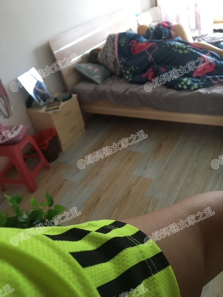 Lauraabaarriere's tweet photo. 一直想给老爸带绿帽，让妈妈怀上我的种。

#恋母 ＃绿母 #绿妈 ＃母子 #熟女 ＃丝袜 #高跟 #妈妈 ＃反差 #羞辱 #乱伦 #扫楼 #骚妈 https://t.co/PnNVZiMPKy