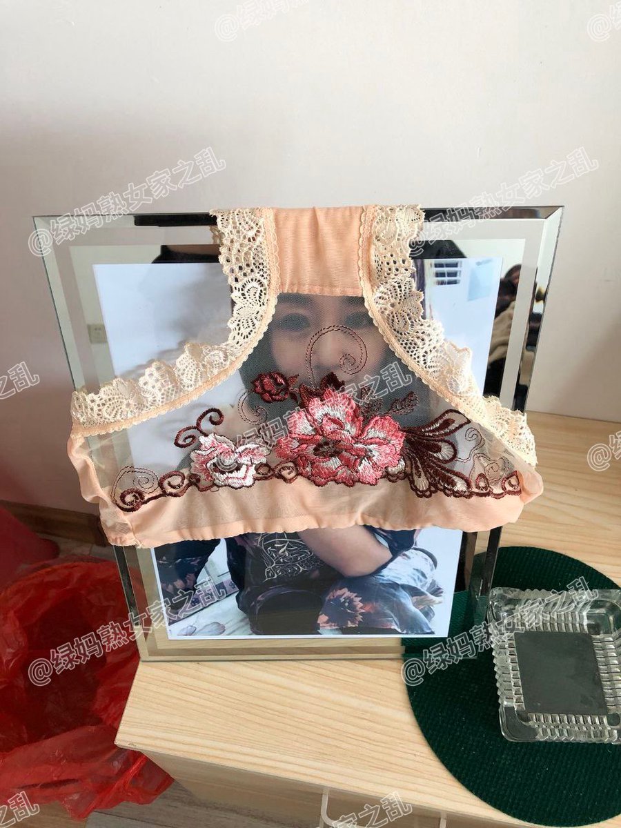 Lauraabaarriere's tweet photo. 一直想给老爸带绿帽，让妈妈怀上我的种。

#恋母 ＃绿母 #绿妈 ＃母子 #熟女 ＃丝袜 #高跟 #妈妈 ＃反差 #羞辱 #乱伦 #扫楼 #骚妈 https://t.co/PnNVZiMPKy