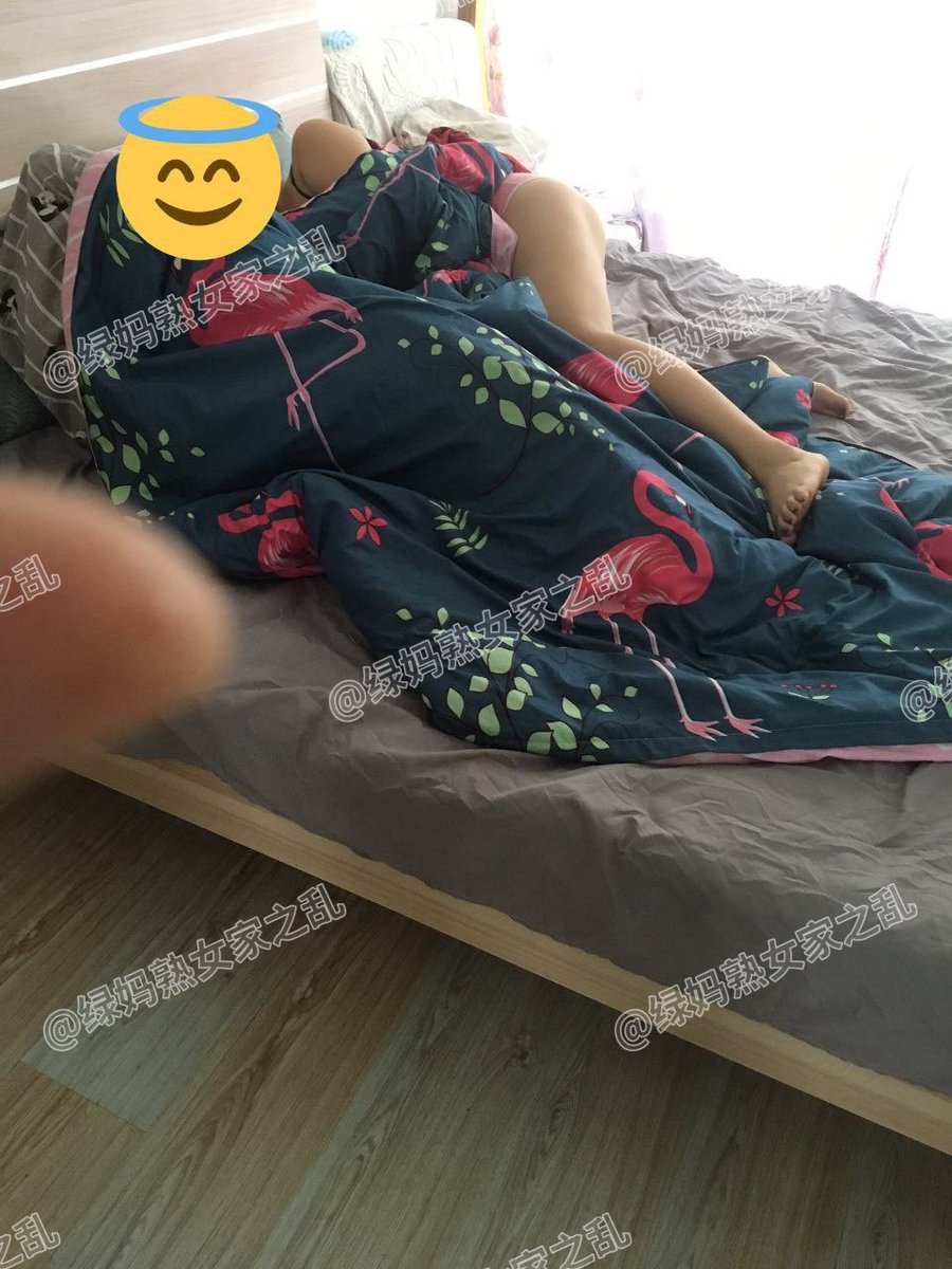 Lauraabaarriere's tweet photo. 一直想给老爸带绿帽，让妈妈怀上我的种。

#恋母 ＃绿母 #绿妈 ＃母子 #熟女 ＃丝袜 #高跟 #妈妈 ＃反差 #羞辱 #乱伦 #扫楼 #骚妈 https://t.co/PnNVZiMPKy