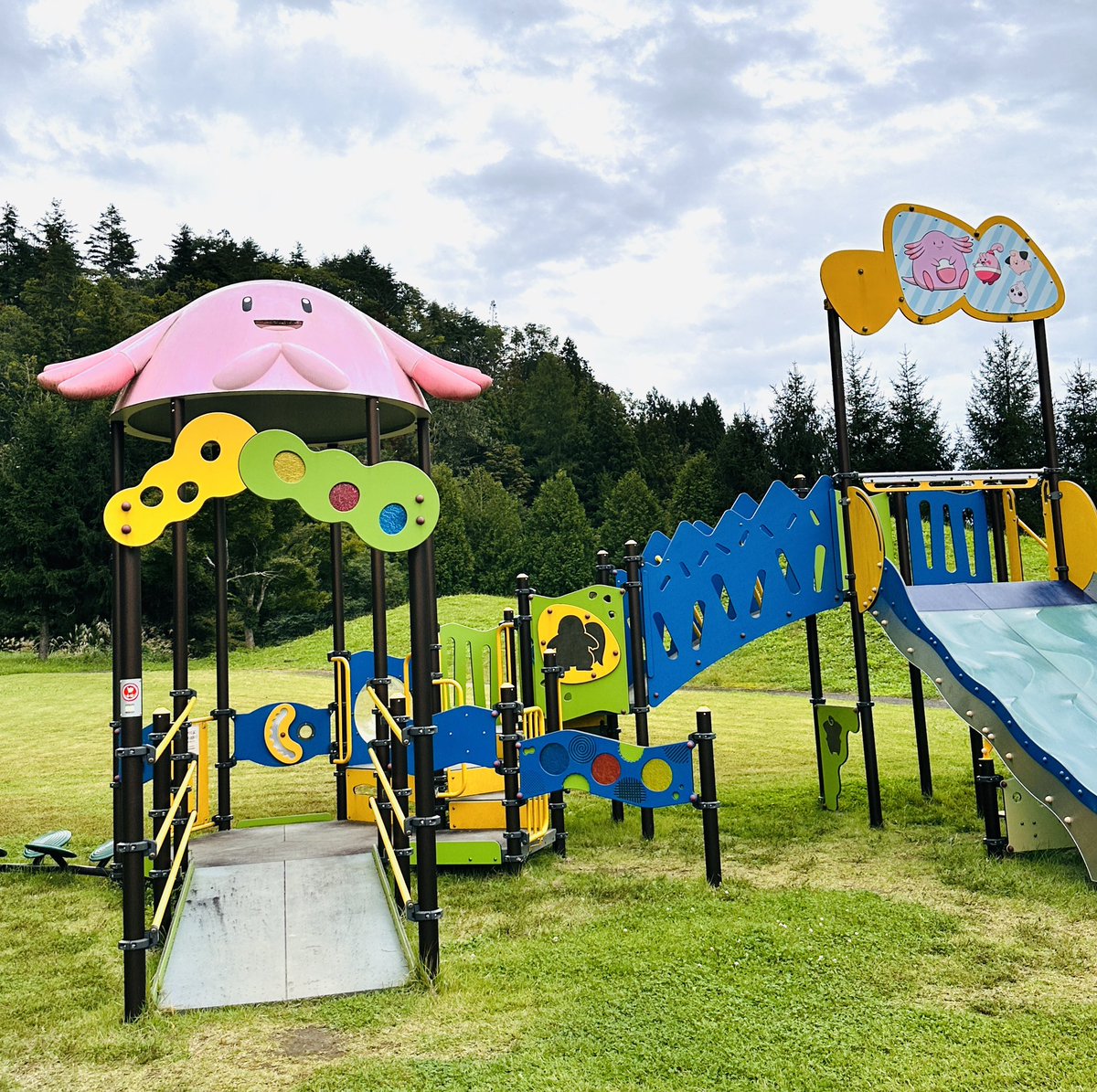 ChachaPoke2026's tweet photo. 福島県ポケふた43ヶ所目ようやく行けて福島自力コンプしました！うちから車で2時間、途中に大嫌いな長いトンネル3ヶ所（4キロくらい）😣ずっと先送りしてましたが冬は雪深すぎて行かれなくなるので秋晴れの今日行ってきました。ラッキー公園もありました🥰
残すは長崎2ヶ所！（でも長野ももうすぐ？） https://t.co/zxB6HddL0T