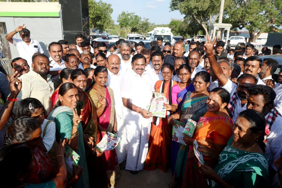 AIADMKOfficial's tweet photo. மாண்புமிகு கழகப் பொதுச்செயலாளர் புரட்சித் தமிழர் @EPSTamilNadu அவர்கள்

தாராபுரம் சட்டமன்ற தொகுதி இடைத் தேர்தல் நடைபெற உள்ளதை முன்னிட்டு, @AIADMKOfficial சார்பில் போட்டியிடும் வேட்பாளர் திருமதி. K.பானுமதி அவர்களை ஆதரித்து, கோவில்மேட்டுப்புதூர், முளையாம்பூண்டி கிராம பகுதியில் பொதுமக்களிடம் துண்டு பிரசுரம் வழங்கி பிரச்சாரம் மேற்கொண்டார்.