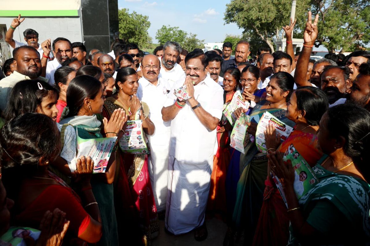 AIADMKOfficial's tweet photo. மாண்புமிகு கழகப் பொதுச்செயலாளர் புரட்சித் தமிழர் @EPSTamilNadu அவர்கள்

தாராபுரம் சட்டமன்ற தொகுதி இடைத் தேர்தல் நடைபெற உள்ளதை முன்னிட்டு, @AIADMKOfficial சார்பில் போட்டியிடும் வேட்பாளர் திருமதி. K.பானுமதி அவர்களை ஆதரித்து, கோவில்மேட்டுப்புதூர், முளையாம்பூண்டி கிராம பகுதியில் பொதுமக்களிடம் துண்டு பிரசுரம் வழங்கி பிரச்சாரம் மேற்கொண்டார்.