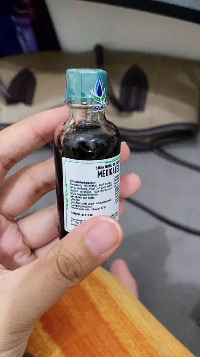 venggk's tweet photo. MBAAAKKK🫵🏻😭😭😭
Perut kembung, masuk angin, flu berat, batuk2, pusing, mual2,  semua2 yg ga nyaman di badan, digosok pake medicated oil lgsg enakan wkwk..￼ https://t.co/c1K8aFrhZH