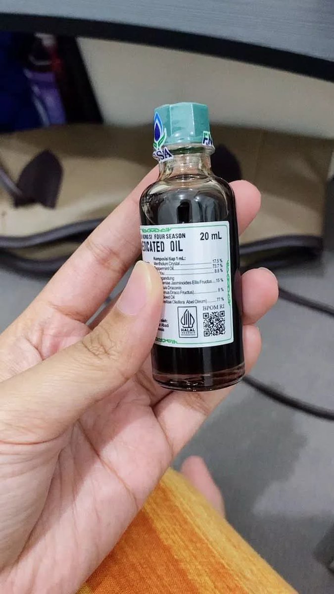 venggk's tweet photo. MBAAAKKK🫵🏻😭😭😭
Perut kembung, masuk angin, flu berat, batuk2, pusing, mual2,  semua2 yg ga nyaman di badan, digosok pake medicated oil lgsg enakan wkwk..￼ https://t.co/c1K8aFrhZH