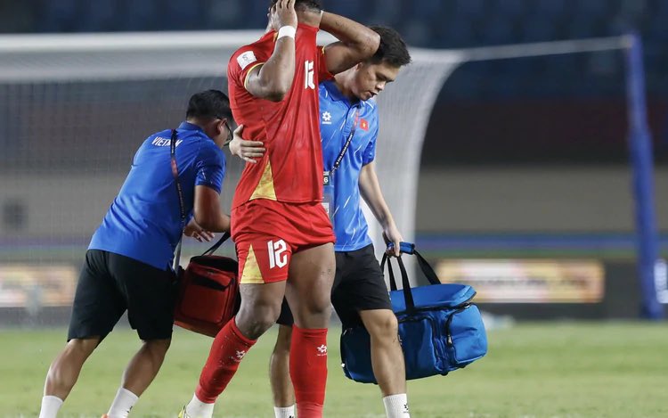 VietNewsGateway's tweet photo. Vietnamese fans in tears, Thai fans in cheers

It’s a heartbreak for Vietnam’s naturalized striker Nguyen Xuan Son as an injury brings his FIFA ASEAN Cup 2026 campaign to an early end.

Full story: https://t.co/6nOPhWON4o https://t.co/CtEp8hG5xd