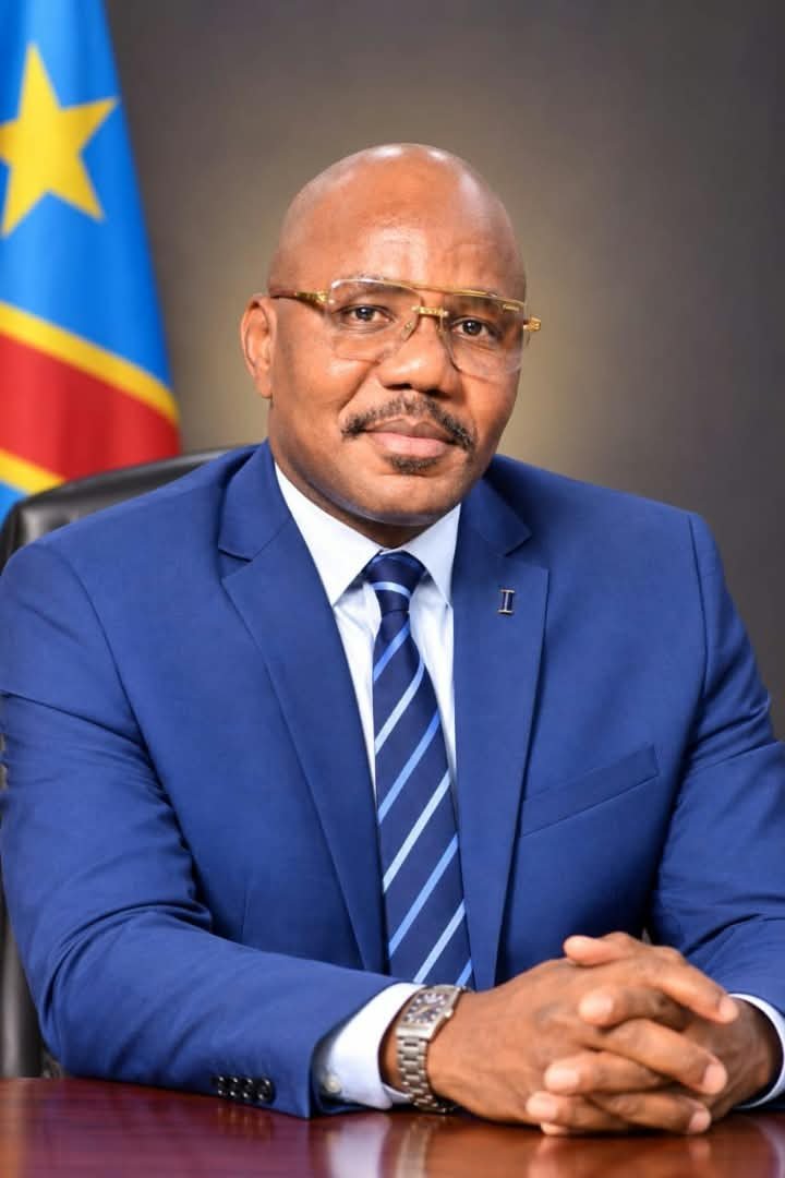 CableInfordc's tweet photo. 🇨🇩 RDC | « Une ville durable ne s’improvise pas » : Joël Kyana Basila @JoelKyana remet les compétences au cœur de l’urbanisme

Pour le président national de la Corporation des urbanistes congolais, la qualité d’une ville dépend directement de la compétence de ceux qui la planifient, la construisent, la contrôlent et la gouvernent.

« On ne peut pas fabriquer une ville durable avec des méthodes improvisées ni avec des acteurs qui ne maîtrisent pas les métiers de la ville », estime-t-il.

Planifier avant de construire

Urbaniste et enseignant à l’Institut supérieur d’architecture et d’urbanisme, Joël Kyana Basila défend depuis plusieurs années la nécessité de planifier l’espace avant son occupation. À l’Expo Béton 2025, il citait notamment Lemba, Salongo et la cité Maman Mobutu comme exemples de quartiers planifiés avant leur occupation.

Cette approche concerne directement les routes, l’assainissement, les logements, les équipements collectifs, la mobilité et la gestion foncière.

🌧️ Kinshasa face aux conséquences

Les inondations et érosions qui ont frappé Kinshasa en avril 2025, faisant au moins 33 morts selon les autorités, ont ravivé le débat sur l’occupation des zones à risque, le drainage et les constructions non maîtrisées.

Kyana Basila souligne que le simple curage des caniveaux ne suffit pas : la réponse doit également passer par la planification, le respect des normes et l’application des instruments urbains, dont le SOSAK.

Derrière la ville, des métiers

Urbanistes, architectes, ingénieurs, géomètres, spécialistes des réseaux et responsables publics participent tous à la fabrication de la ville.

Pour Joël Kyana Basila, une ville durable ne repose donc pas uniquement sur le béton et les grands travaux. Elle commence par la planification, les compétences professionnelles, le contrôle et une gouvernance capable de transformer les plans en réalisations cohérentes.

Câble ⭕️ 
@central_sage @TAristote64366 @fatshi13 @KinshasaITP @MinITP_RDC @ExpobetonRDC @JeanBamanisa