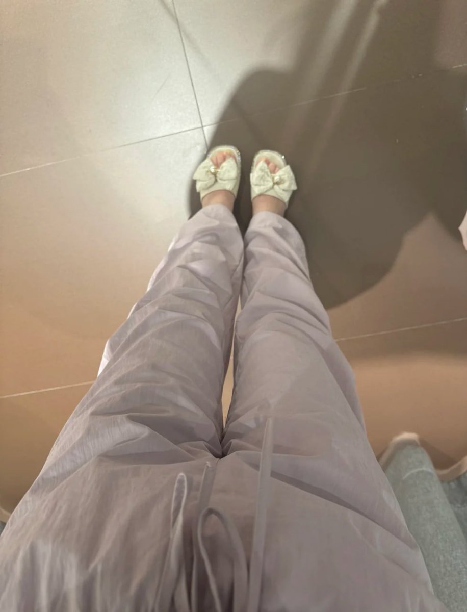 amimaze's tweet photo. 当了妈妈以后，衣柜里大多是方便带孩子的衣服。今天难得穿自己喜欢的衣服，照镜子的时候，突然觉得自己好像又回来了。 https://t.co/TAK5FPwPLA
