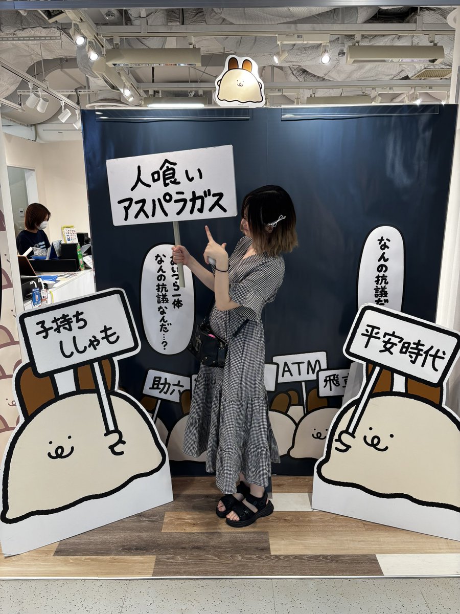00__shion's tweet photo. 今週金曜！2日！21時半からいてますよーん！！おNEWのメイド服で！！ https://t.co/v9enbIgK2q