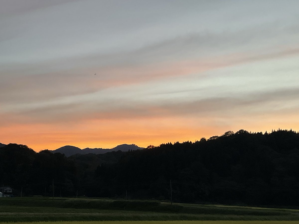 sparna108's tweet photo. 夜の帳が下りる少し前
息を呑むほど美しい夕焼けでした。

残念ながら写真に撮ると
実際の感動の1/10にも満たないけど。

9月27日、牡羊座満月。
この特別な夜にムーンウォーターを作ろう。 https://t.co/D00e21OF2N