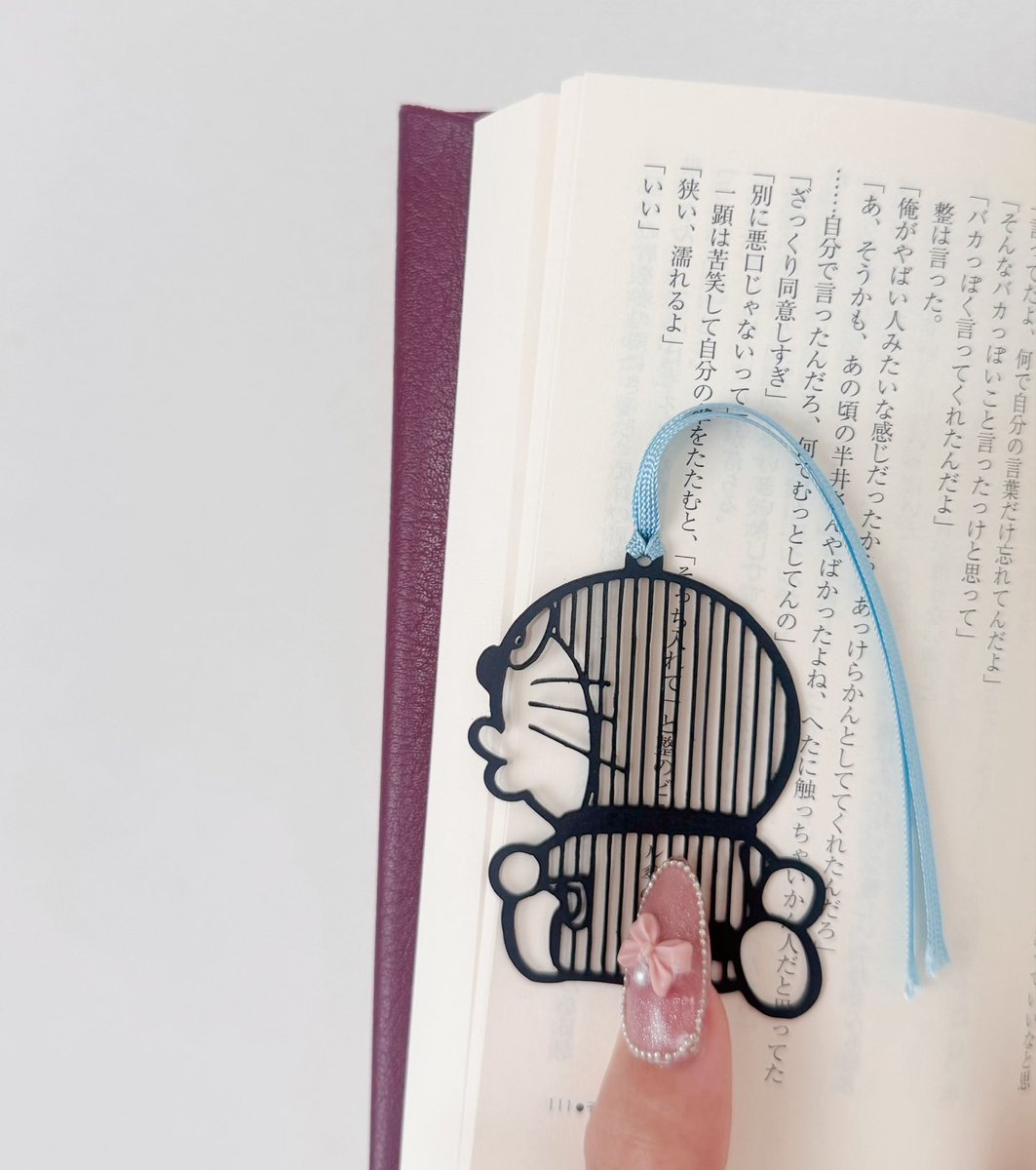 __llo3i's tweet photo. 読んでる小説の雰囲気に合わせて栞選ぶの楽しい🔖 https://t.co/OR81itzTSP