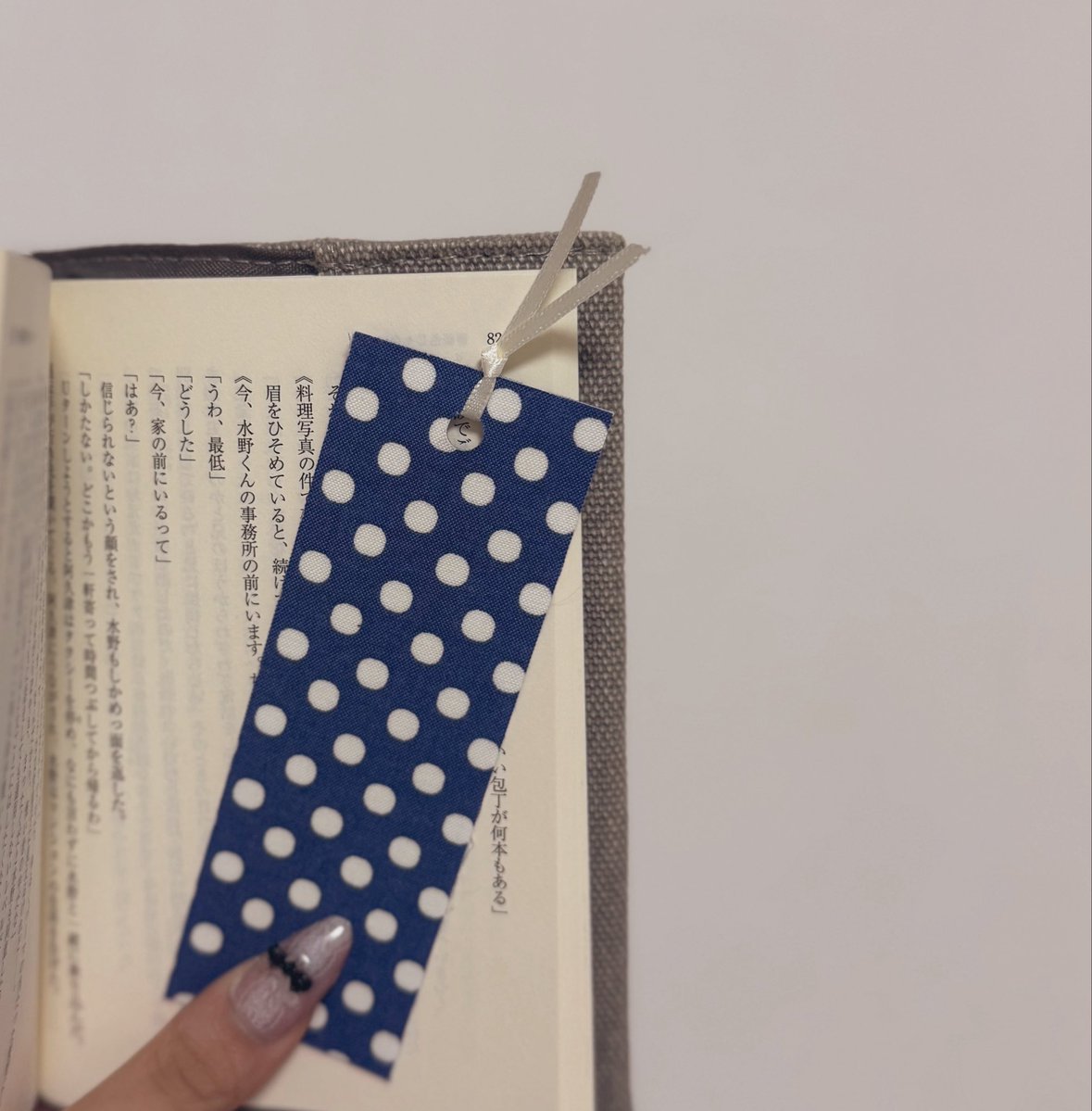 __llo3i's tweet photo. 読んでる小説の雰囲気に合わせて栞選ぶの楽しい🔖 https://t.co/OR81itzTSP
