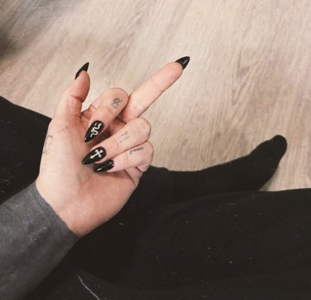 FindomMonster's tweet photo. Da ich mir wohl heute den Rücken verrenkt habe,  und mich jetzt kaum noch bewegen kann werdet ihr mir jetzt Genesung Zahlungen zukommen lassen, aber zackig https://t.co/aaEnkWMJSH