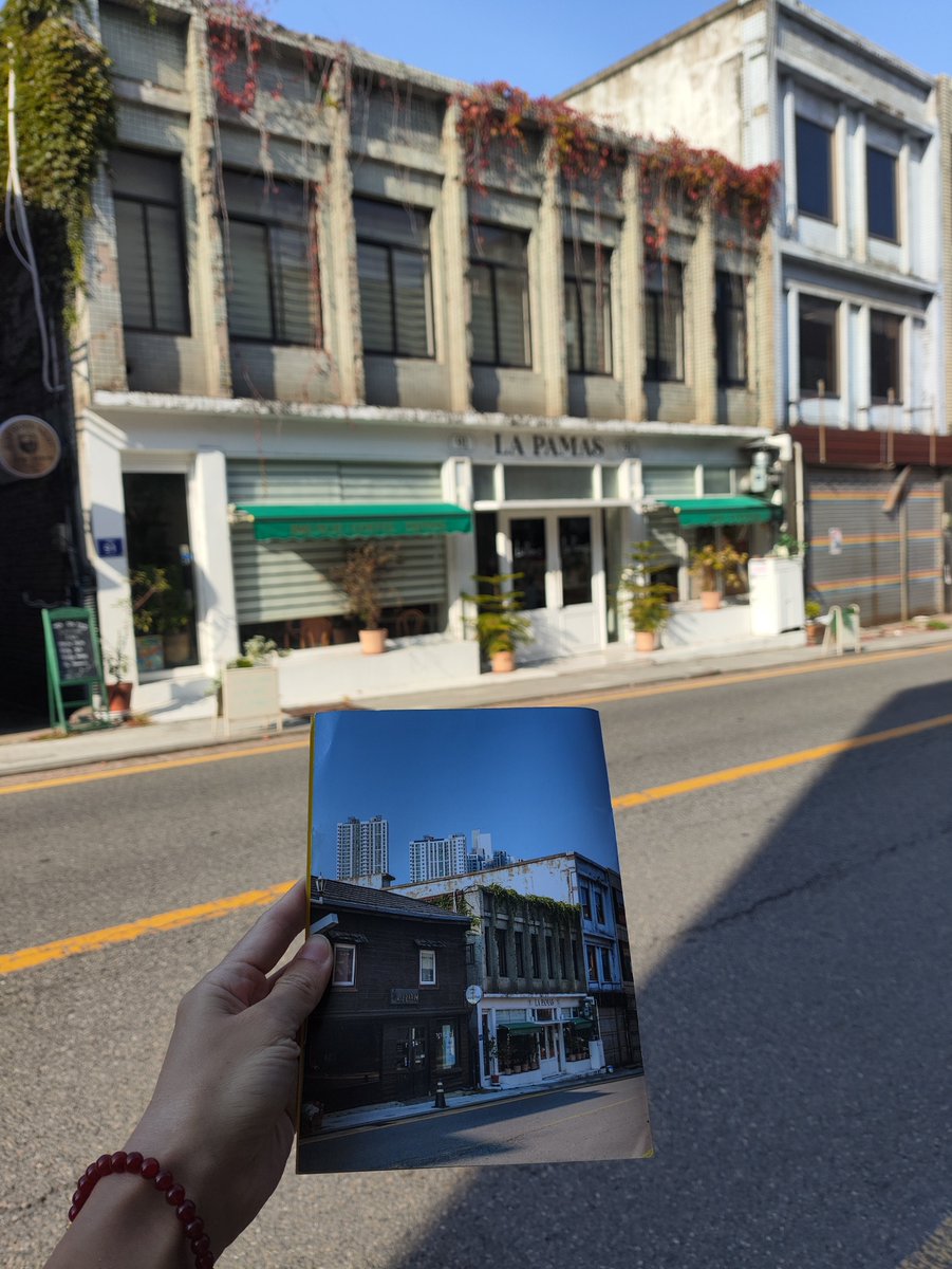 looiartt's tweet photo. Standing right in front of the building from the magazine.
Hier stehe ich genau vor dem Gebäude aus dem Magazin – Wahnsinn, wie perfekt das Foto im Heft mit der Realität verschmilzt! https://t.co/cR4EagMeeZ
