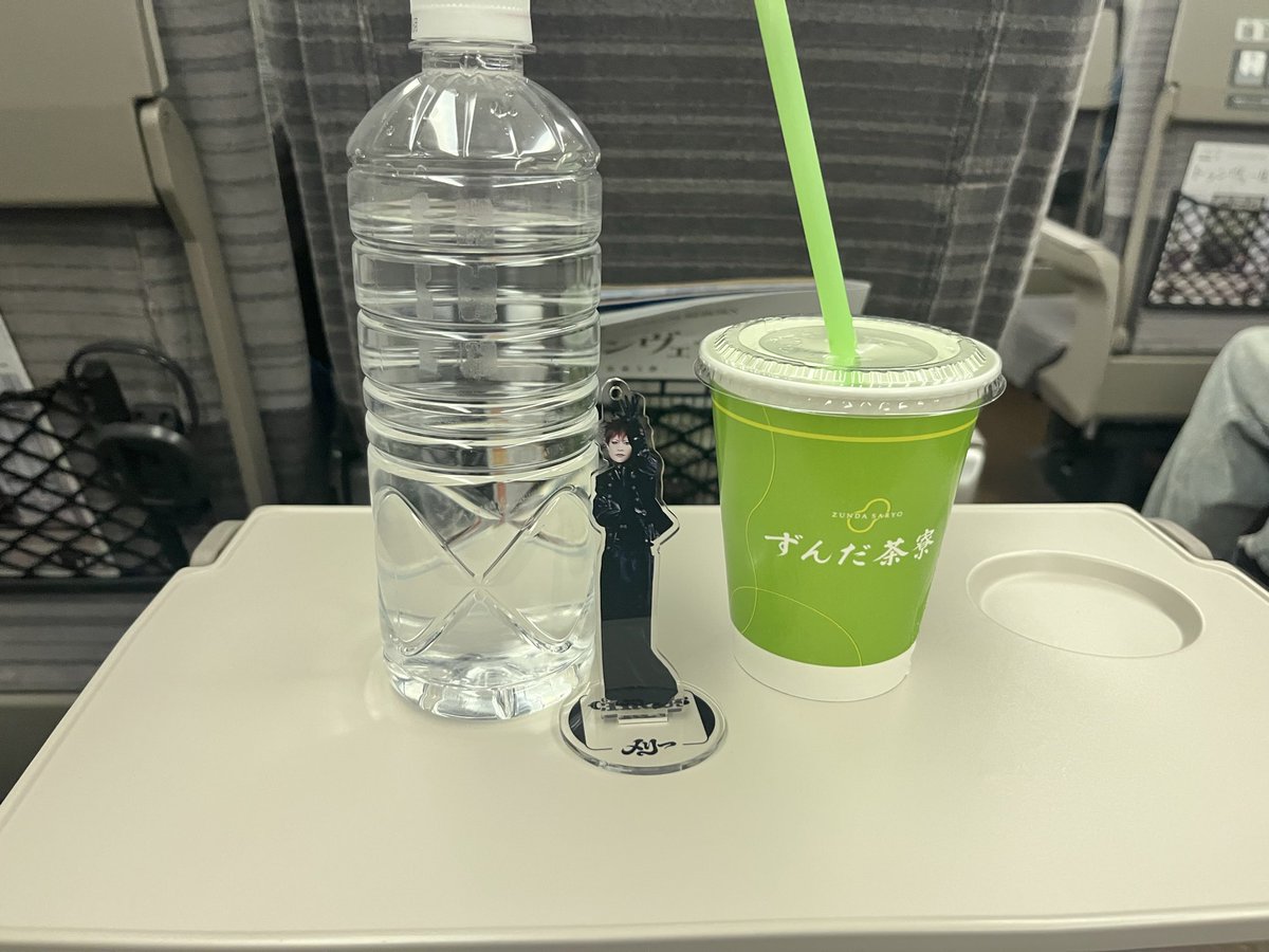 imetokomifu's tweet photo. 今日は最初からサーカス人形のようにガラが登場し、溺愛の水槽で至近距離でめちゃ嬉しいファンサ貰えたり、手渡しでペットボトル貰えたり…、私死にます🥰

ガラ、いつも私に幸せと元気くれてありがとう、本当に大好き💕
ずんだシェイク美味すぎの中、新幹線で胸いっぱい🫶ずんだうまっ〜 https://t.co/PUABkan9rt